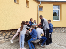 Osztják az ajándékokat és a fagyijegyeket az 5. osztályosok_1